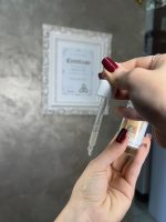 Consistenza leggera del Siero Viso Illuminante con Vitamina C e Acido Ialuronico applicato sulla mano